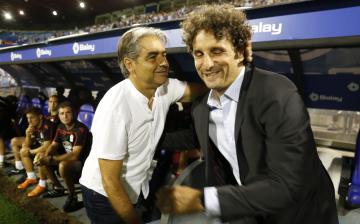 Natxo González e Imanol Idiakez se saludan en el Real Zaragoza-Dépor de la Copa del Rey que se jugó en La Romareda (Foto: Dani Marzo).