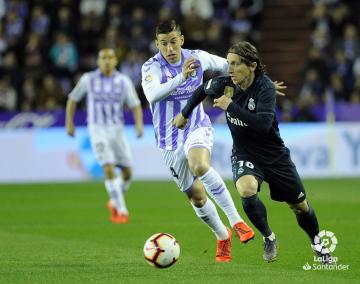 Rubén Alcaraz defiende a Modric en una jugada del Real Valladolid-Real Madrid (Foto: LaLiga).