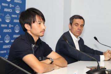 Shibasaki en su presentación junto a Carmelo del Pozo (Foto:Deportivo).