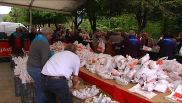 Reparto del bollo en la festividad del Martes de Campo en Oviedo (Foto: Rtpa).