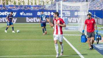 Raúl García agradece un pase de gol ante el Levante UD (Foto: Athletic Club).