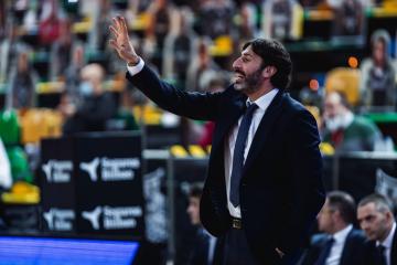 La experiencia de vivir un partido de Bilbao Basket en el micrófono de Álex Mumbrú: "Quiero luchar por cada punto"