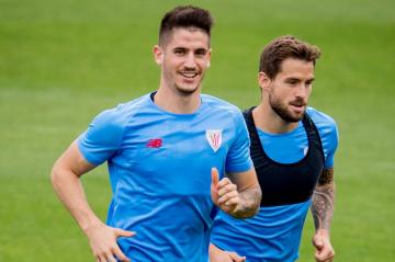 Oihan Sancet corretea con Iñigo Martínez en Lezama (Foto: Athletic Club).