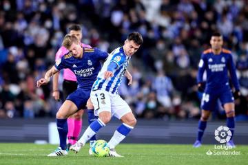 Zubimendi protege el balón durante el Real Sociedad-Real Madrid de la primera vuelta (Foto: LaLiga).