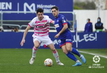 Gaizka Larrazabal jugando contra Borja Sánchez, del Real Oviedo, en Lezama.