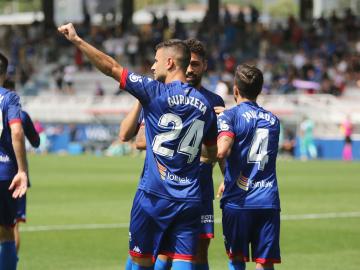 El punta Gorka Guruzeta celebra su gol ante el Huesca (Foto: SD Amorebieta).