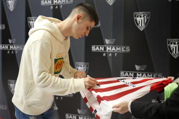 El navarro Oihan Sancet firmando una camiseta del Athletic Club.