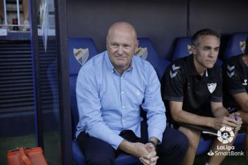 Pepe Mel sonríe en el banquillo del Málaga en su estreno como técnico blanquiazul (Foto: LaLiga)