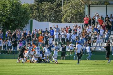 Los jugadores del Juventud Torremolinos celebran el pase de ronda en la Copa (Foto: JT).