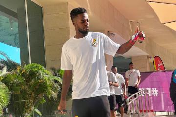 El delantero Iñaki Williams, sale del hotel a un partido con Ghana en el Mundial de Qatar.