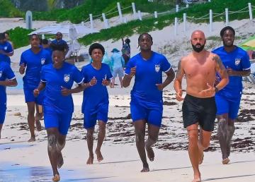 Julen Esnaola entrena en la playa con los jugadores de Anguila.