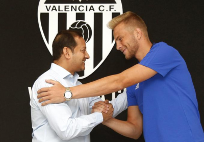 Uros Racic con Anil Murthy el día de su presentación. (Foto: Valencia CF)