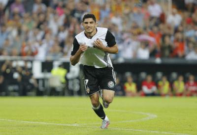 Gonçalo Guedes celebra un gol en Mestalla ante el Sevilla. 