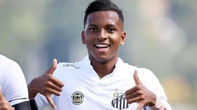 Rodrygo, nuevo fichaje del Real Madrid, posa en un entrenamiento del Santos.