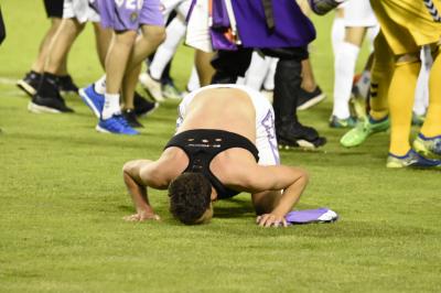 Jaime Mata besa el césped del José Zorrilla tras el ascenso a Primera división (Foto: Andrés Domingo).