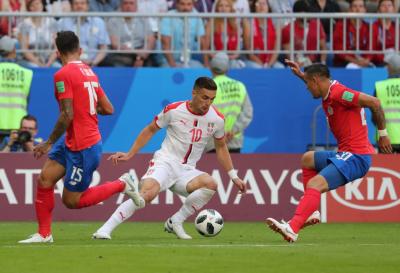 Tadic trata de deshacerse de dos rivales durante el partido ante Costa Rica. 