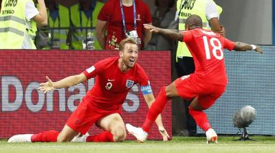 Harry Kane celebra con Ashley Young uno de los goles ante Túnez. 
