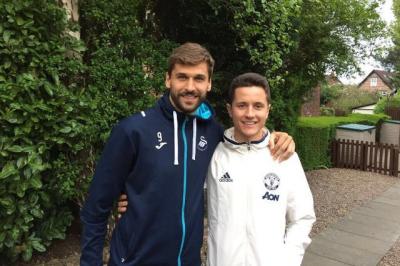 Fernando Llorente con Ander Herrera en su etapa en la la Premier.
