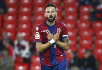 Morales celebra un gol con el Levante