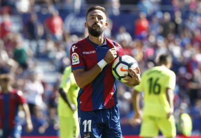 Morales del Levante UD celebrando un gol.