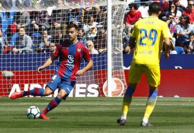 Róber Pier en un partido con el Levante UD.