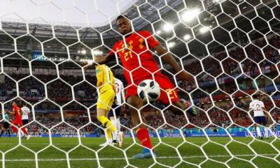 Michy Batshuayi golpea la pelota de volea antes de recibir un golpe en la cara.