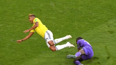 Luis Muriel salta ante una salida del portero de Senegal.