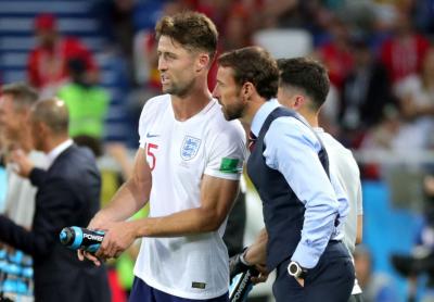 Southgate da instrucciones a Cahill. 