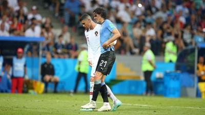 Cavani se retira del campo lesionado con la ayuda de Cristiano.