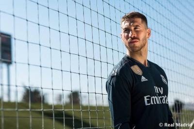 Sergio Ramos presenta la camiseta visitante del Real Madrid 2018/19.