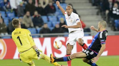 Vaclik, jugando contra el Sevilla en la Europa League.