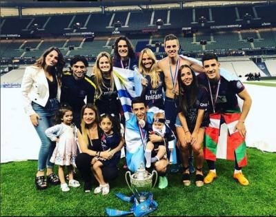 Yuri Berchice junto a Cavani, Pastore, Di María y Lo Celso.