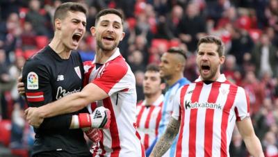 Yeray y Iñigo celebran con Kepa una de sus paradas. 