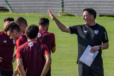 Berizzo da instrucciones a su plantilla en Lezama