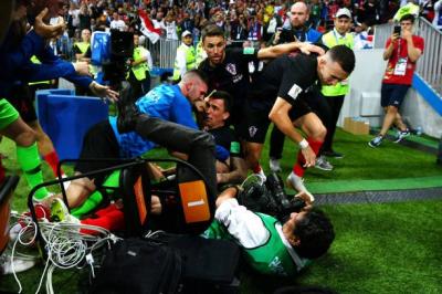 Mandukic, por los suelos tras el gol; el fotógrafo seguía trabajando.