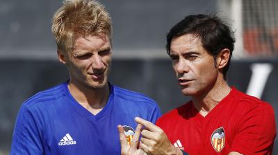 Daniel Wass recibe indicaciones de Marcelino en un entrenamiento. (Foto: Valencia CF)