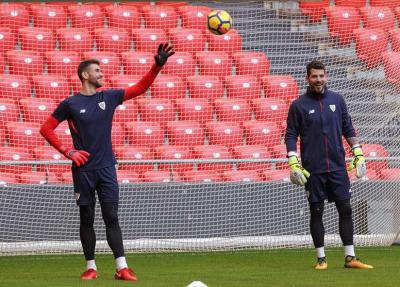 Unai Simón junto a Iago Herrerín en un entrenamiento en San Mamés (Foto: EFE).