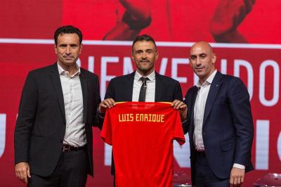Luis Enrique, Luis Rubiales y José Francisco Molina posan con la camiseta de la selección en la presentación del asturiano como nuevo seleccionador. 
