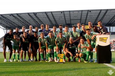 Los jugadores del Betis posan tras ganar la Essen Cup (Foto: Real Betis).