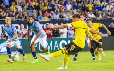 Gotze transforma el penalti que dio la victoria a los suyos ante el Manchester City en el debut en la ICC.