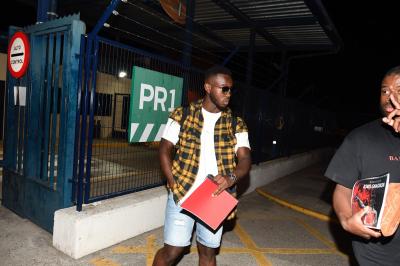 Joris Gnagnon, a su llegada al aeropuerto de Sevilla (Foto: Kiko Hurtado).