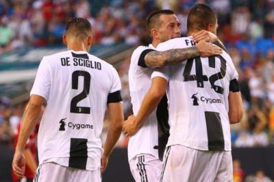 Bernardeschi abraza a Favilli. 