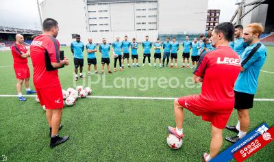 La plantilla del UP Langreo durante un entrenamiento (Foto: UP Langreo).
