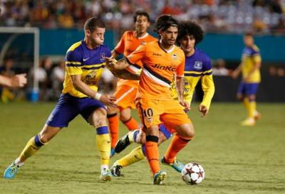 Banega en un Everton-Valencia disputado en 2013. Al fondo se ve a Parejo. (Foto: Valencia CF)