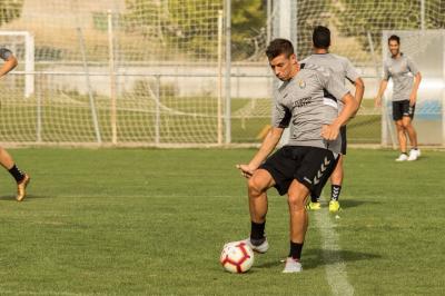 Rubén Alcaraz da un pase (Foto: Real Valladolid).