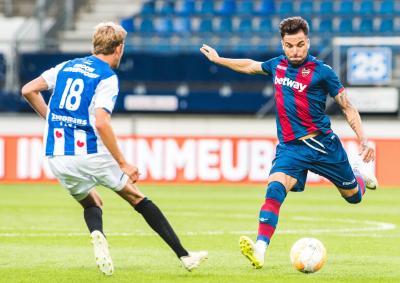 Toño se dispone a chutar ante un futbolista del Heerenveen (Adolfo Benetó).
