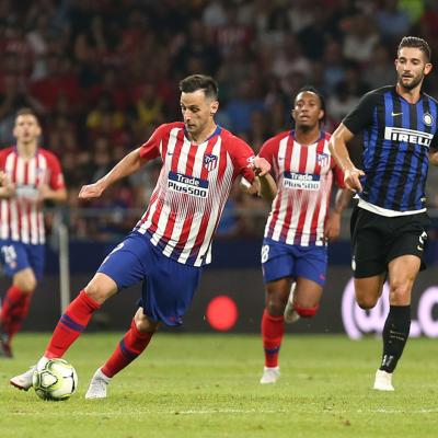Kalinic conduce un balón ante Kalinic (Foto: ATM). 