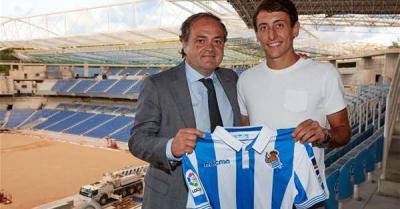 Mikel Oyarzabal posa junto a Jokin Aperribay tras firmar su renovación (Foto: Real Sociedad).