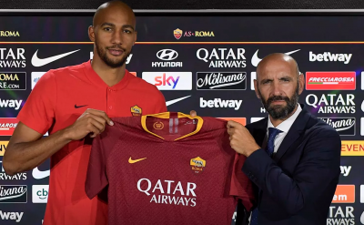 Nzonzi y Monchi, con la camiseta de la Roma.