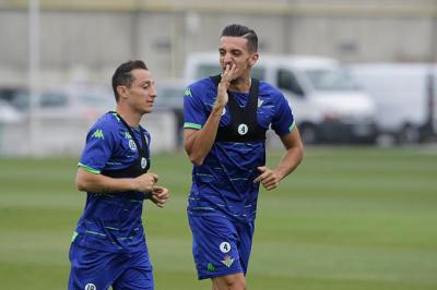 Zou Feddal junto a Andrés Guardado.